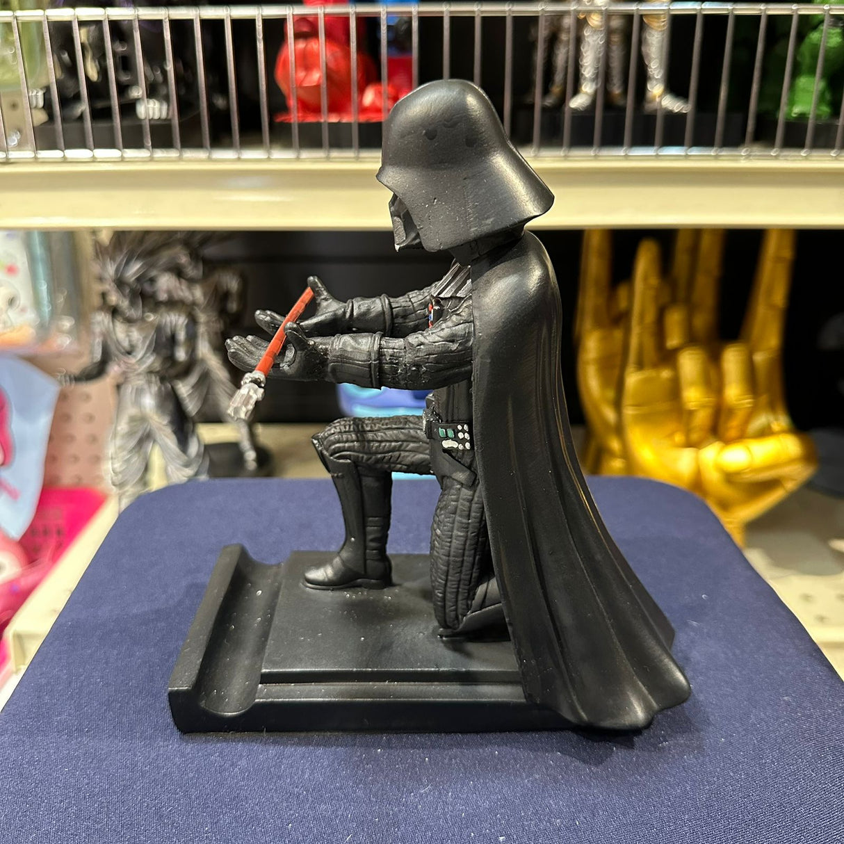 Soporte para Celular y Control Figura Coleccionable Darth Vader (20–23cm) – Organizador de Escritorio Gamer y Geek