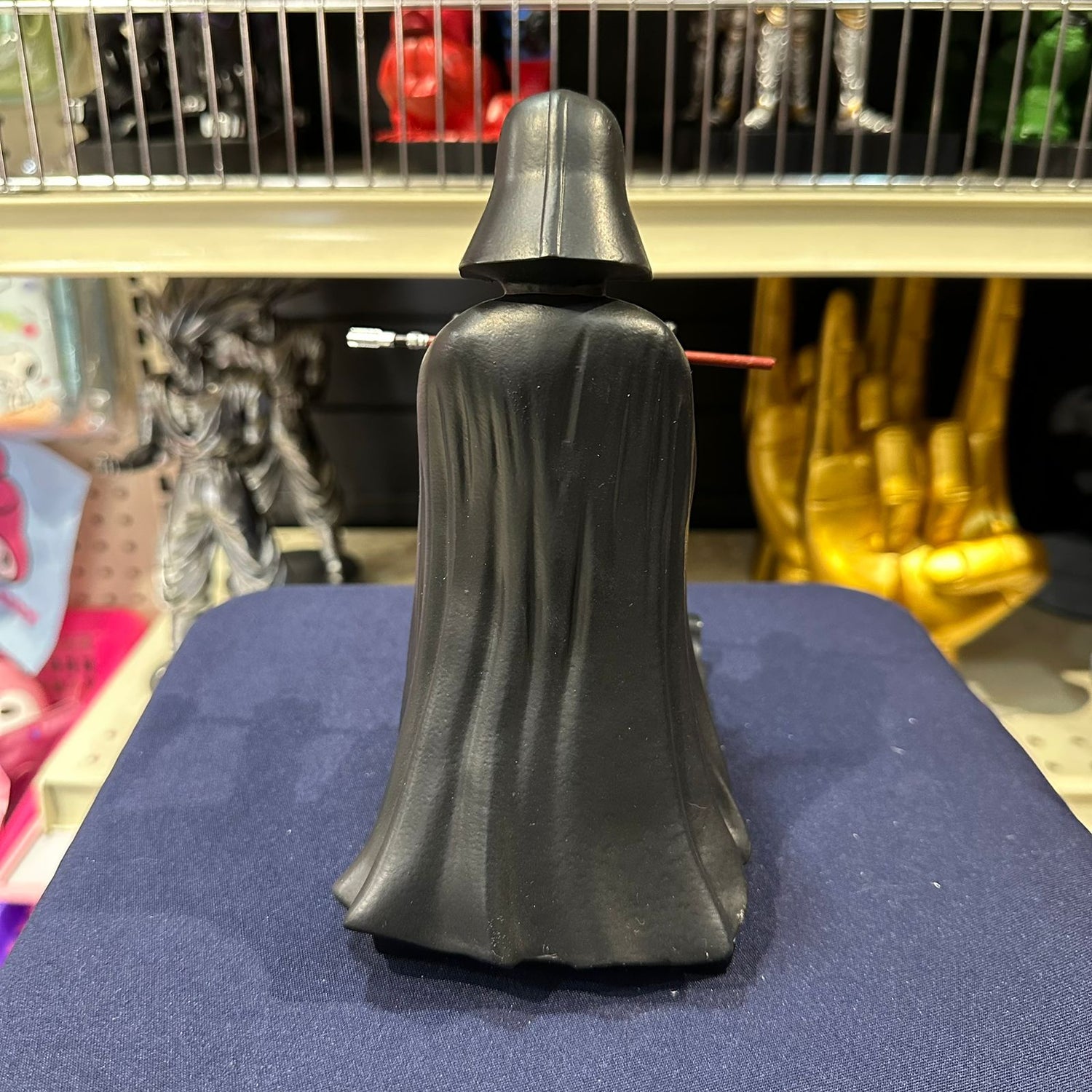 Soporte para Celular y Control Figura Coleccionable Darth Vader (20–23cm) – Organizador de Escritorio Gamer y Geek