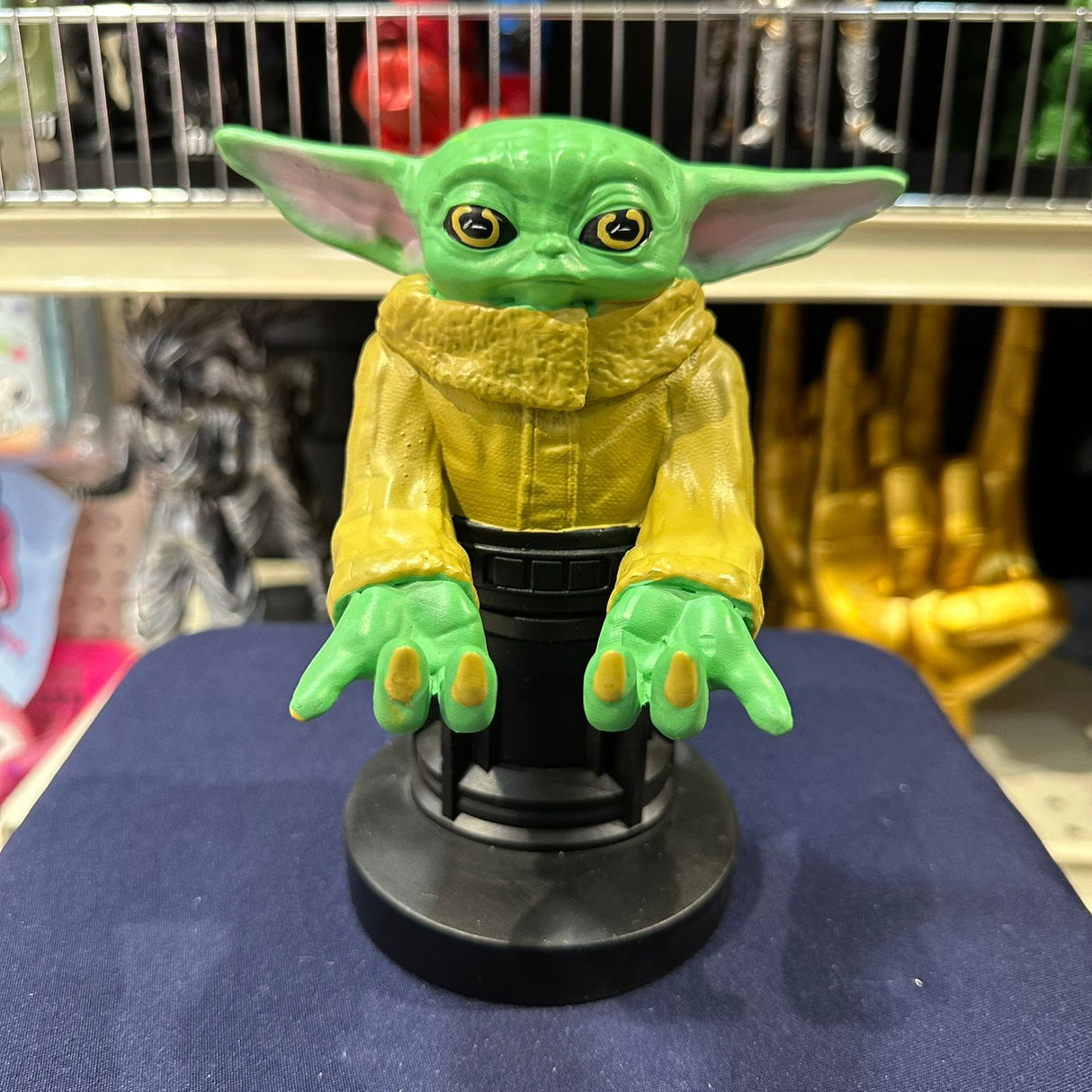 Soporte para Celular y Control Figura Coleccionable Yoda (20–23cm) – Organizador de Escritorio Gamer y Geek
