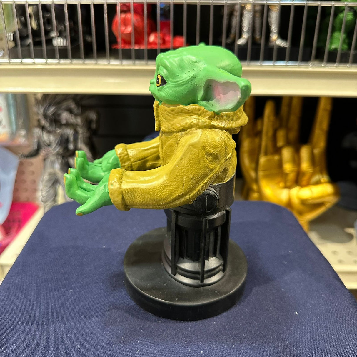 Soporte para Celular y Control Figura Coleccionable Yoda (20–23cm) – Organizador de Escritorio Gamer y Geek