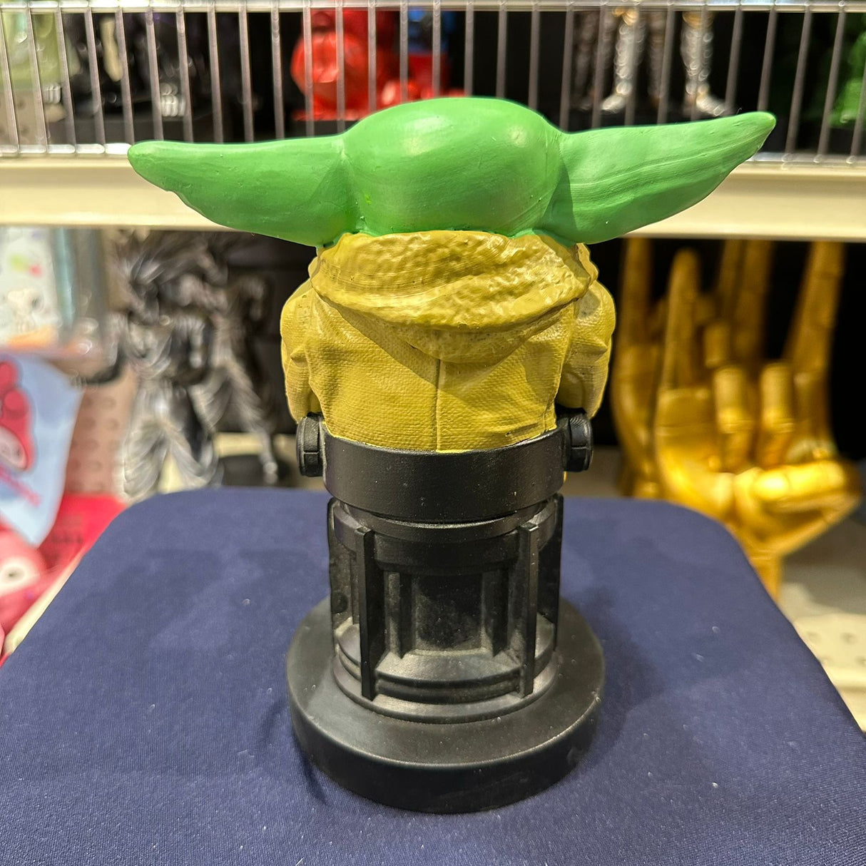 Soporte para Celular y Control Figura Coleccionable Yoda (20–23cm) – Organizador de Escritorio Gamer y Geek