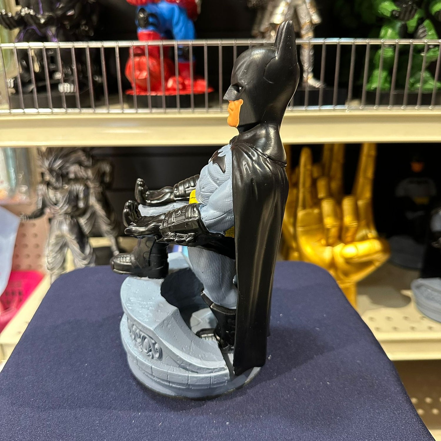 Soporte para Celular y Control Figura Coleccionable Batman (20–23cm) – Organizador de Escritorio Gamer y Geek