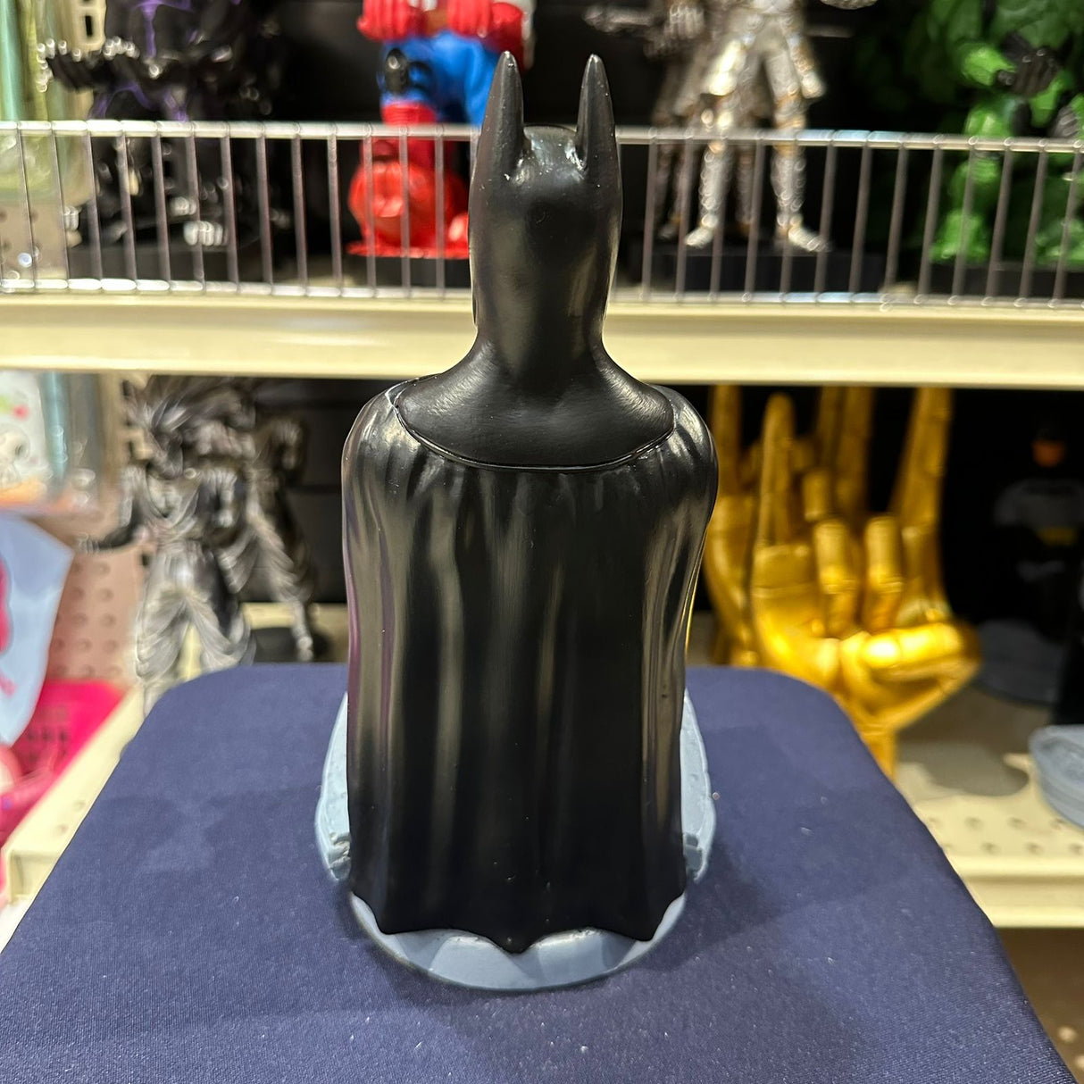 Soporte para Celular y Control Figura Coleccionable Batman (20–23cm) – Organizador de Escritorio Gamer y Geek