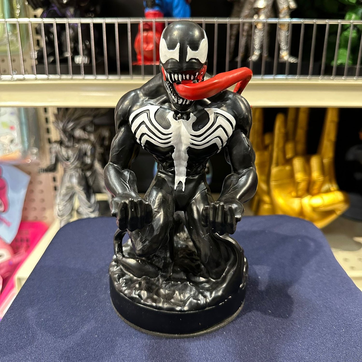 Soporte para Celular y Control Figura Coleccionable Venom (20–23cm) – Organizador de Escritorio Gamer y Geek