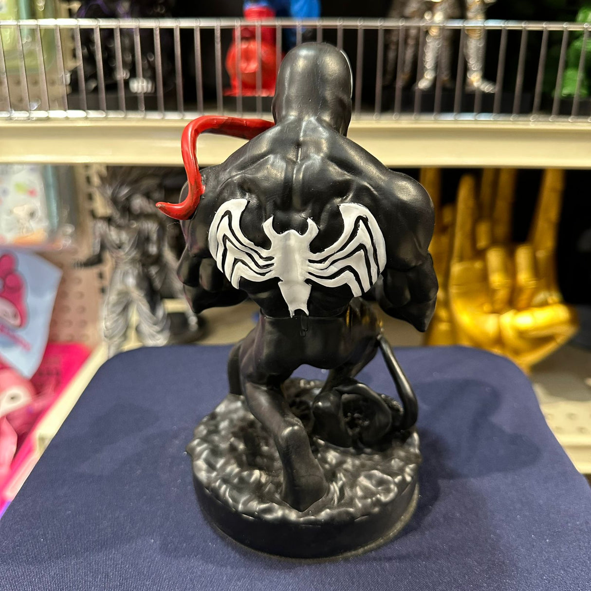 Soporte para Celular y Control Figura Coleccionable Venom (20–23cm) – Organizador de Escritorio Gamer y Geek