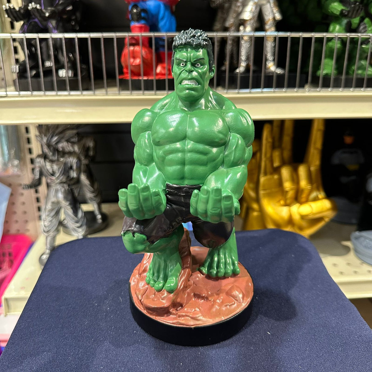 Soporte para Celular y Control Figura Coleccionable Hulk (20–23cm) – Organizador de Escritorio Gamer y Geek
