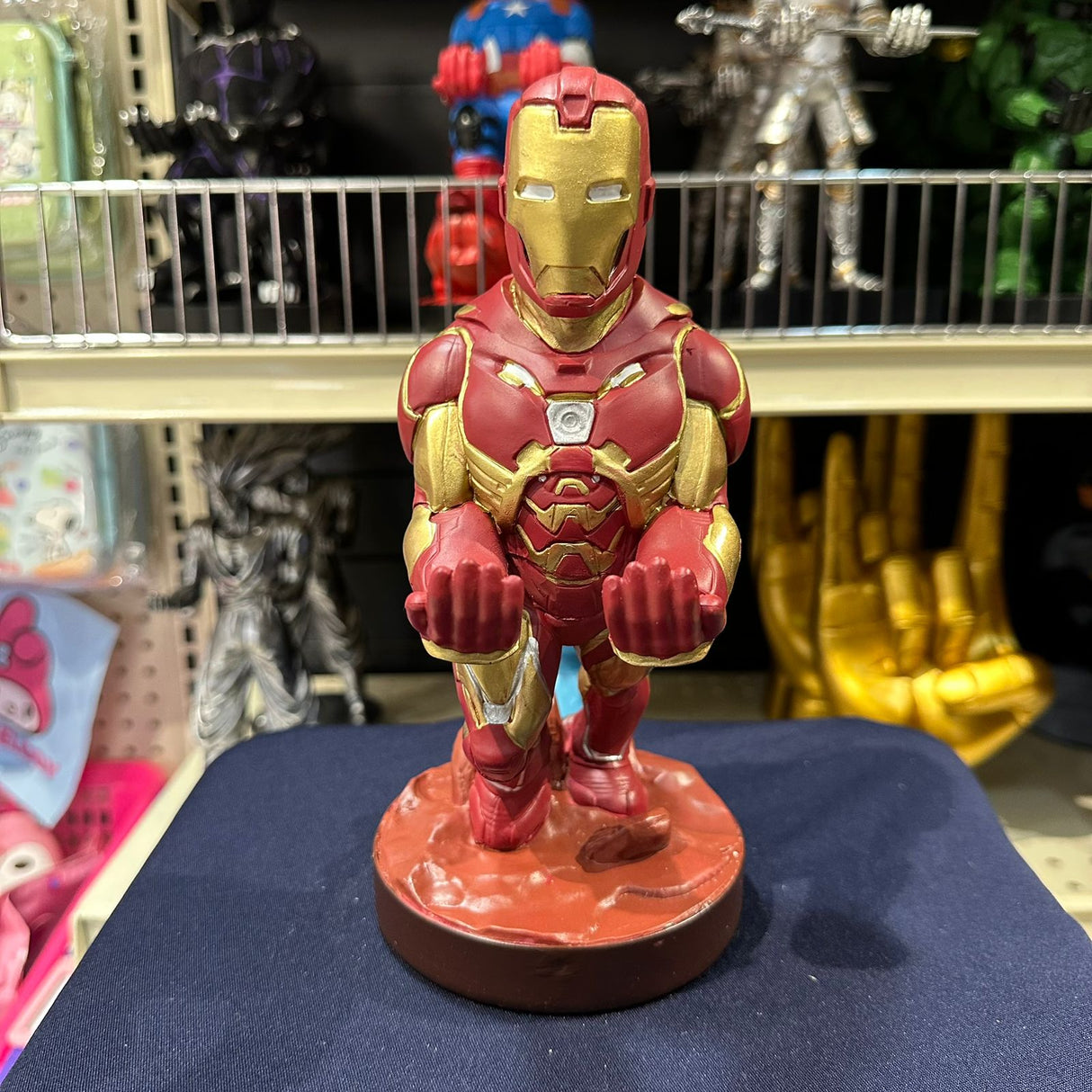 Soporte para Celular y Control Figura Coleccionable Iron Man (20–23cm) – Organizador de Escritorio Gamer y Geek