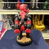 Soporte para Celular y Control Figura Coleccionable Dead Pool (20–23cm) – Organizador de Escritorio Gamer y Geek