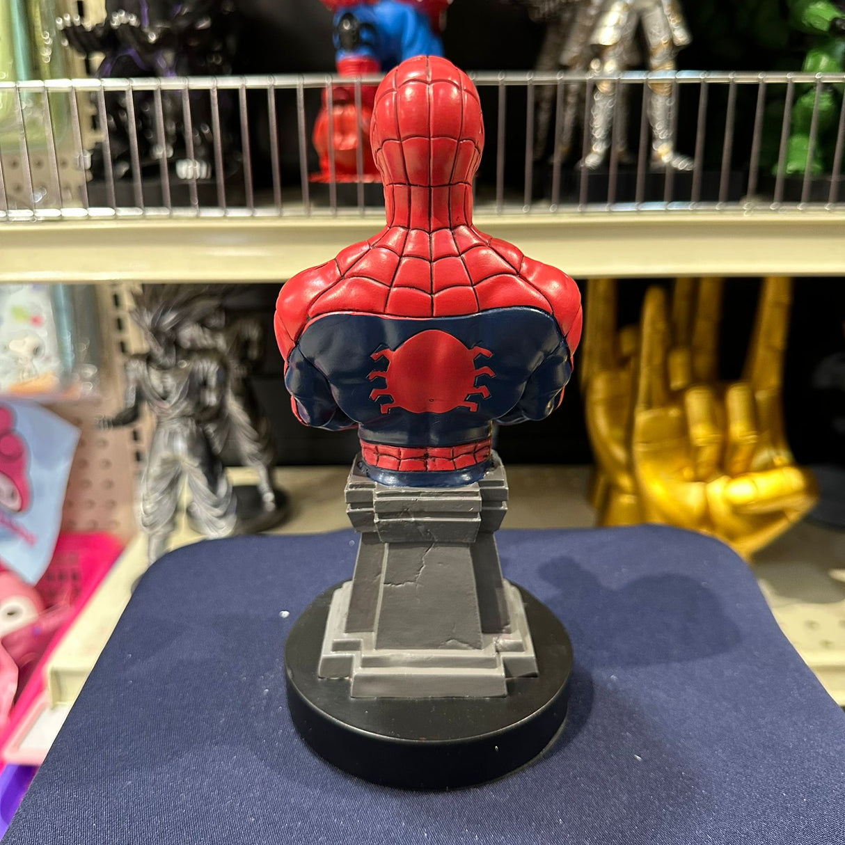 Soporte para Celular y Control Figura Coleccionable Spiderman (20–23cm) – Organizador de Escritorio Gamer y Geek