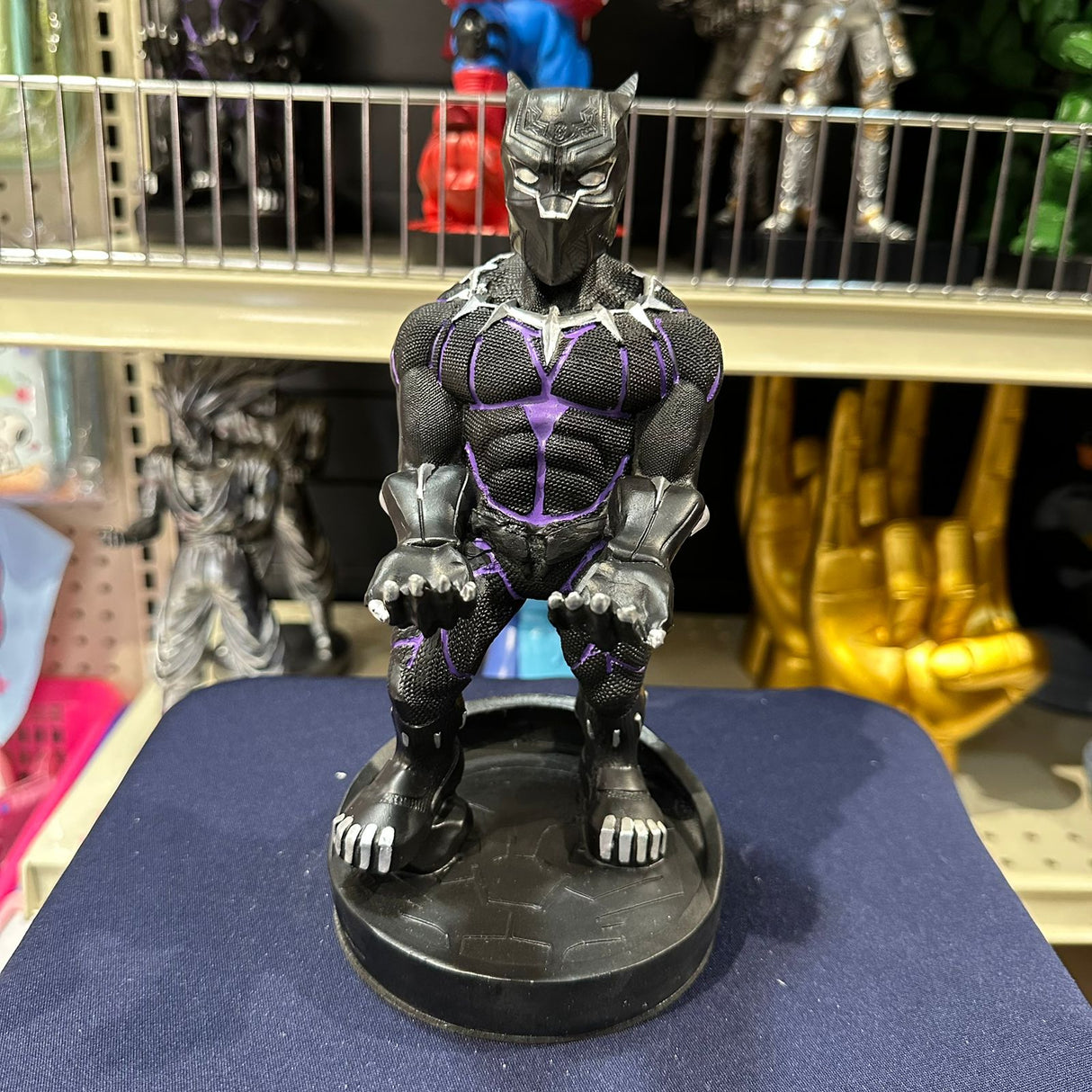 Soporte para Celular y Control Figura Coleccionable Black Panther (20–23cm) – Organizador de Escritorio Gamer y Geek