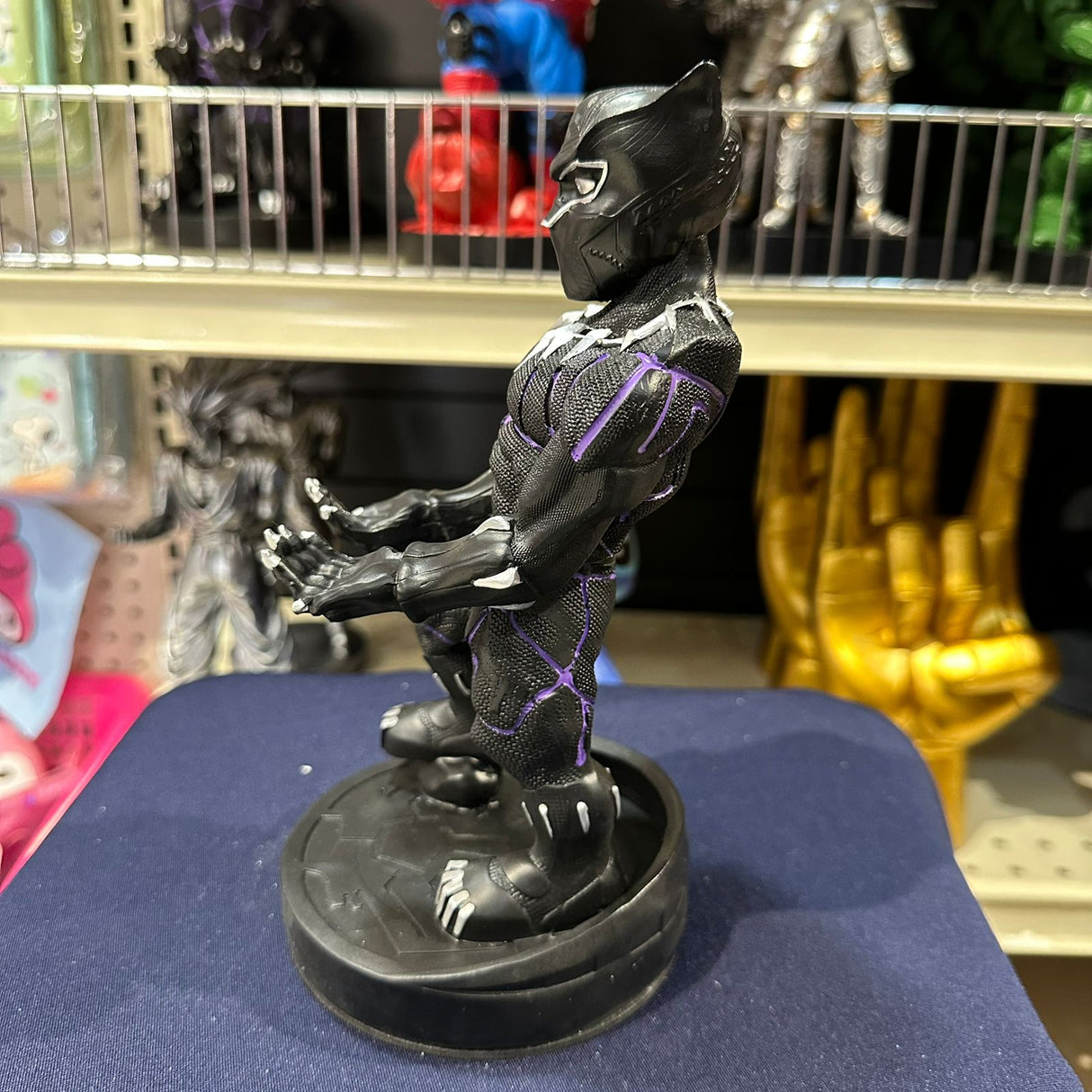 Soporte para Celular y Control Figura Coleccionable Black Panther (20–23cm) – Organizador de Escritorio Gamer y Geek