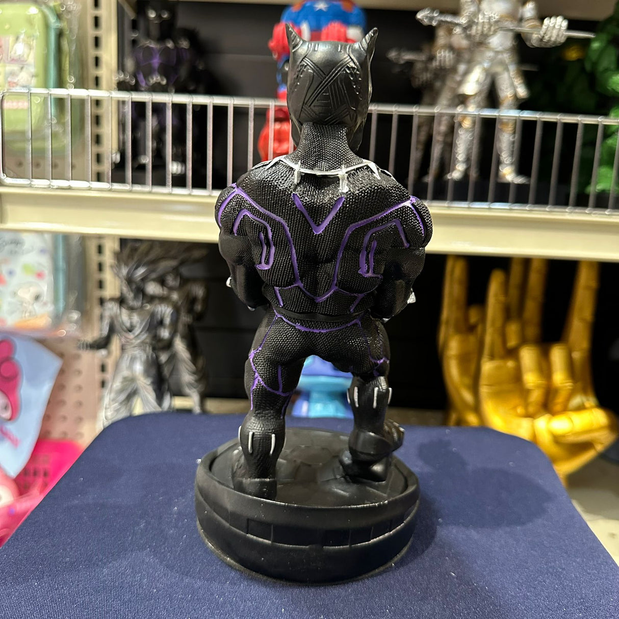 Soporte para Celular y Control Figura Coleccionable Black Panther (20–23cm) – Organizador de Escritorio Gamer y Geek