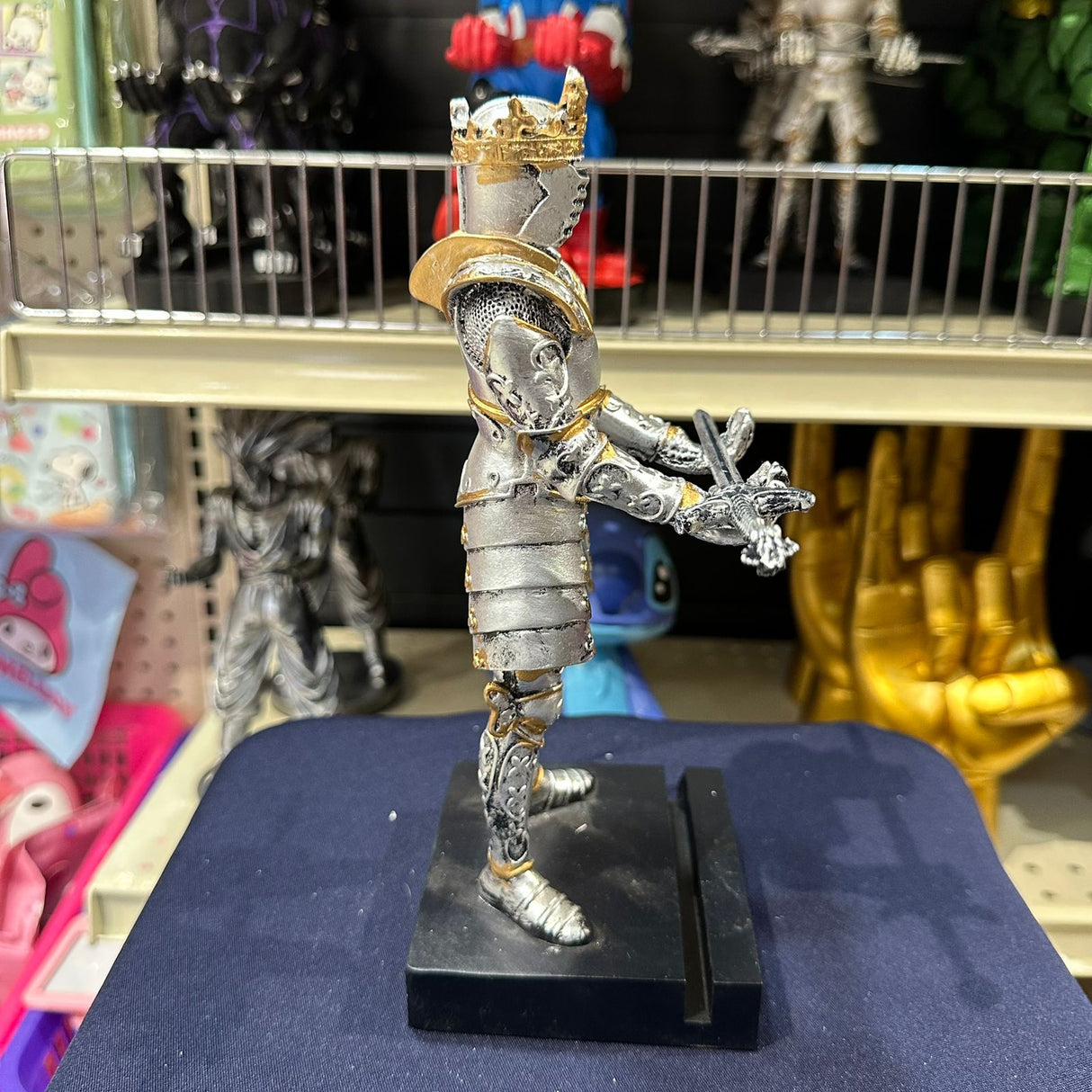 Soporte para Celular y Control Figura Coleccionable Soldado  (20–23cm) – Organizador de Escritorio Gamer y Geek