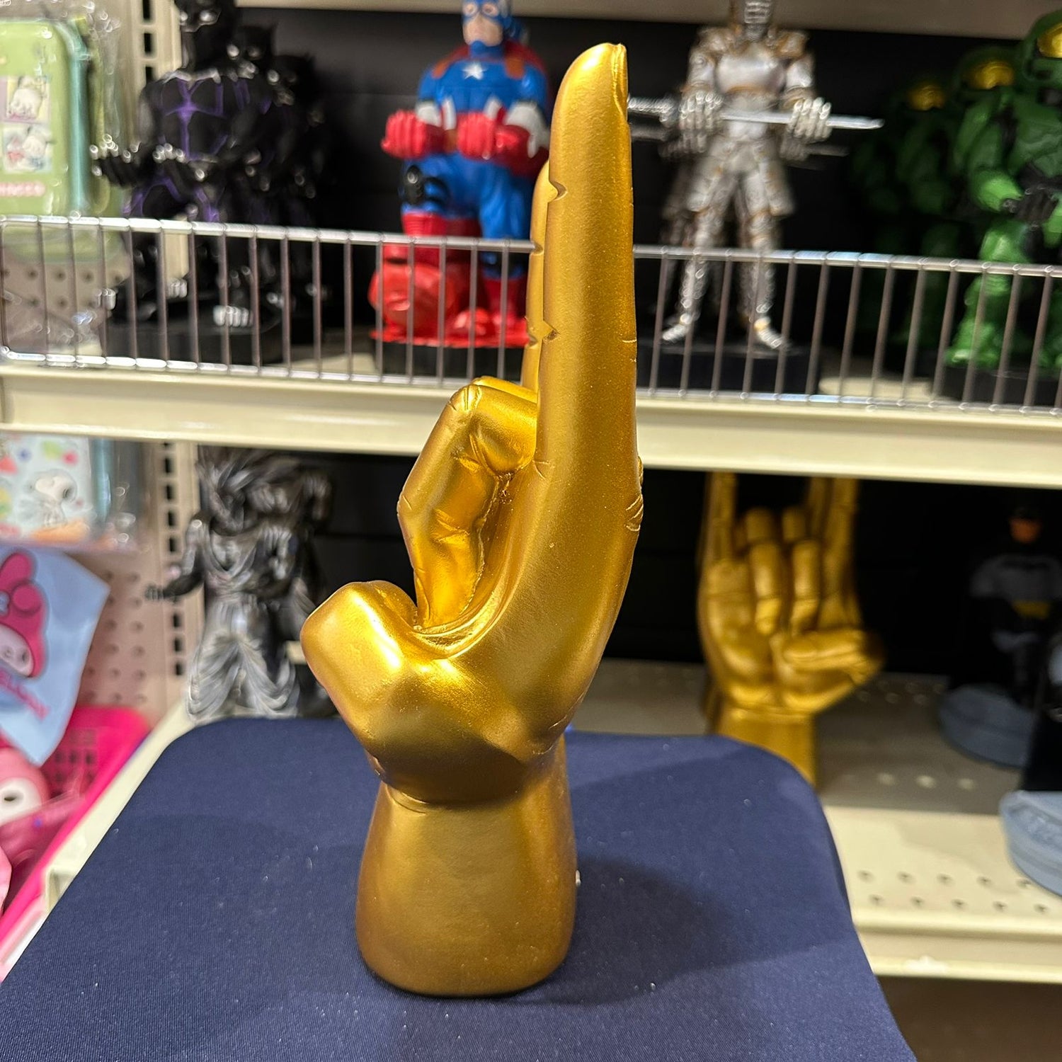 Soporte para Celular y Control Figura Coleccionable Rock Mano (20–23cm) – Organizador de Escritorio Gamer y Geek