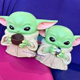 Alcancía de Baby Yoda– Figura Fantasía & Sci-Fi Decorativa para Ahorrar (9”)